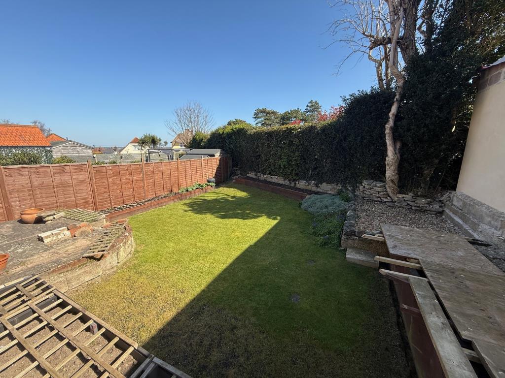 Lot: 143 - FREEHOLD DETACHED HOUSE FOR IMPROVEMENT WITH STRUCTURAL MOVEMENT - The Rear Garden